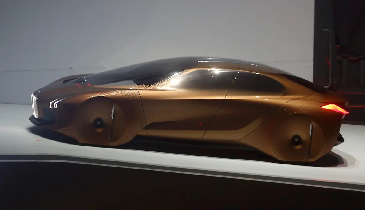 Mobil konsep 'Vision Next 100' diperlihatkan produsen BMW saat perayaan HUT ke-100 BMW di Munich, Jerman, Senin (7/3/2016). 'Vision Next 100' BMW terlihat sangat futuristik. (Reuters/ Michael Dalder)