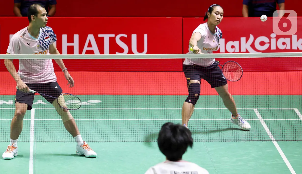 Rinov Rivaldy/Lisa Ayu Kusumawati harus mengakui keunggulan pasangan Jepang Hiroki Midorikawa/Natsu Saitopada setelah kalah dua game langsung 18-21 dan 16-21. (Liputan6.com/Herman Zakharia)