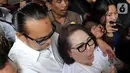 Pelawak Tri Retno Prayudati alias Nunung dan suaminya, July Jan Sambiranakan usai menjalani sidang perdana kasus kepemilikan Narkoba jenis sabu di Pengadilan Negeri Jakarta Selatan, Rabu (2/10/2019). Sidang tersebut dilanjutkan pada Rabu (9/10/2019) dengan agenda keterangan saksi. (Liputan6.com/Herm