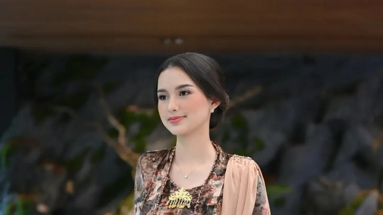 Gaya berkebaya Sarah Menzel