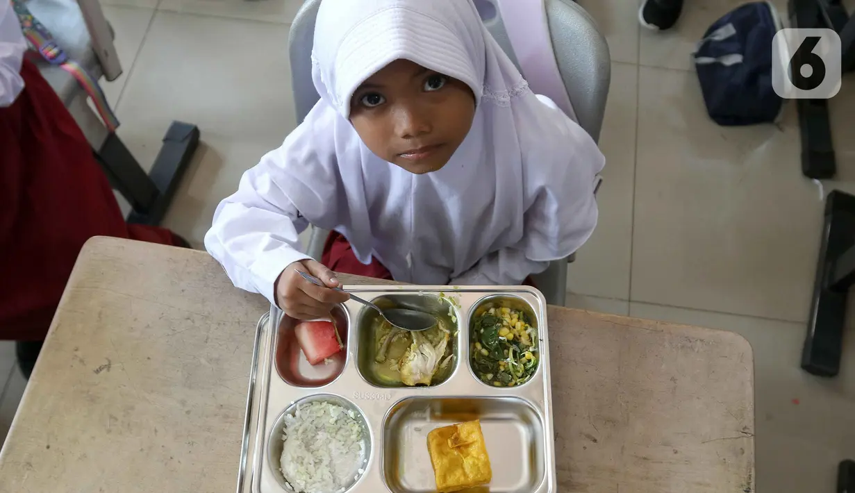 Program unggulan Presiden Prabowo Subianto ini mulai bergulir serentak hari ini, Senin (6/1/2025), di 190 titik yang tersebar di 26 provinsi. (Liputan6.com/Herman Zakharia)