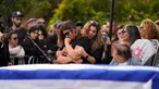 Keluarga dan teman Alon Shamriz, 26, berduka saat pemakamannya di pemakaman Kibbutz Shefayim, Israel selatan, Minggu (17/12/2023). Shamriz adalah salah satu dari tiga sandera yang secara keliru ditembak mati oleh pasukan Israel pada hari Jumat dalam sebuah pertempuran di lingkungan Kota Gaza yang hancur. (AP Photo/Ohad Zwigenberg)