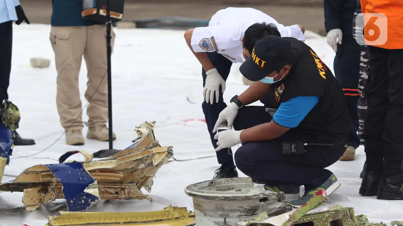 FOTO: KNKT Periksa Serpihan Pesawat Sriwijaya Air SJ 182