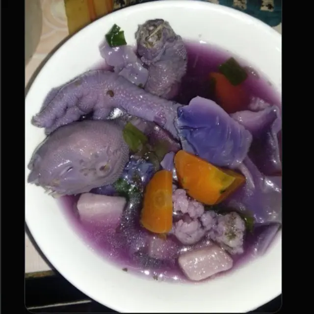 6 Potret Apes Makanan Berubah Warna Ini Tak Sesuai Ekspektasi, Bikin Senyum Tipis