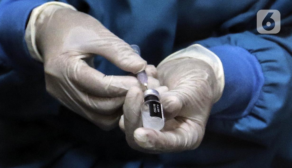 Tenaga kesehatan menyiapkan vaksin COVID-19 untuk disuntikkan kepada warga saat pelaksanaan vaksinasi booster COVID-19 di Puskesmas Cilandak, Jakarta, Rabu (12/1/2022). Pemerintah mulai program vaksinasi booster COVID-19 gratis untuk masyarakat umum usia 18 tahun ke atas. (Liputan6.com/Johan Tallo)