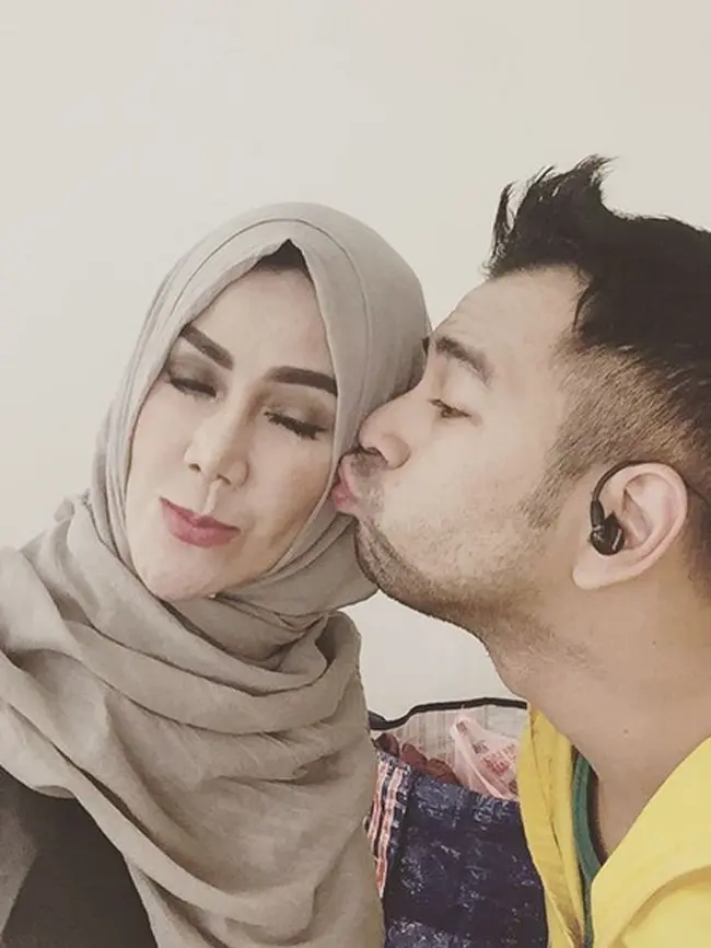 Tidak hanya menggoyang keluarga Raffi dan Nagita yang telah dikaruniai seorang putra tersebut. Bahkan, mulai merembet pada ibunda Raffi. Yang diduga mendapat transferan dari Ayu Ting Ting. (Deki Prayoga/Bintang.com)