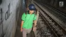 Pejalan kaki melintasi jalan setapak di sekitar Stasiun Cawang, Jakarta, Kamis (9/5). Meskipun sempit, jalan setapak tersebut masih menjadi pilihan sebagian pejalan kaki untuk menyeberangi Jalan Gatot Soebroto, dibanding harus melewati JPO yang jaraknya lebih jauh. (Liputan6.com/Immanuel Antonius)