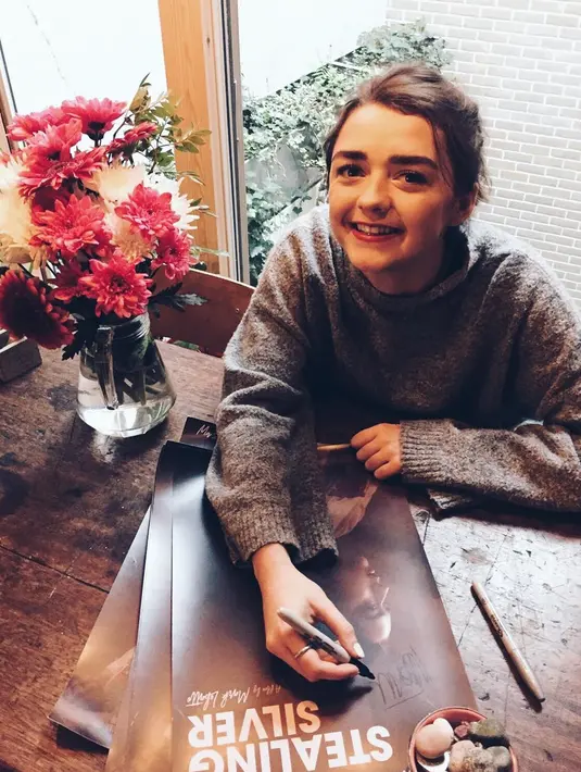 Tak hanya cocok dengan busana berwarna cerah, Maisie juga terlihat imut dengan sweater ukuran besar berwarna abu-abu ini. (Liputan6.com/Instagram/@maisie_williams)