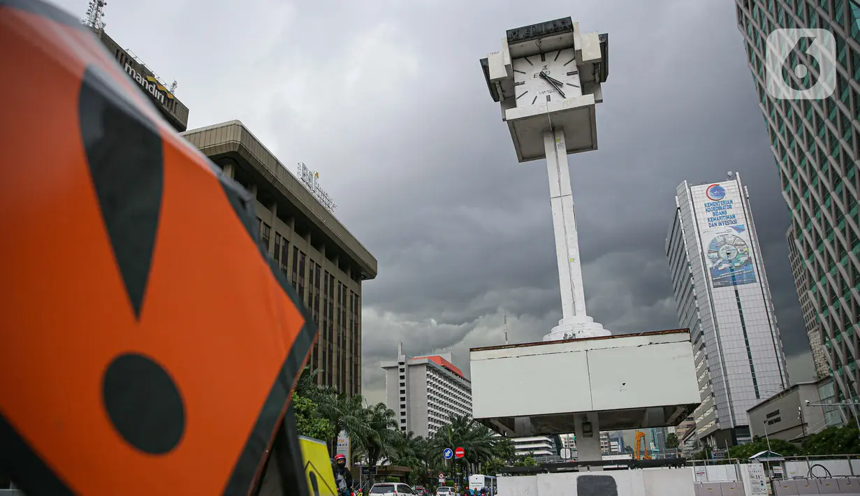 Menara Jam Thamrin terlihat di Jakarta, Sabtu (29/5/2021). Relokasi benda cagar budaya itu merupakan imbas pembangunan Stasiun MRT Thamrin. (Liputna6.com/Faizal Fanani)