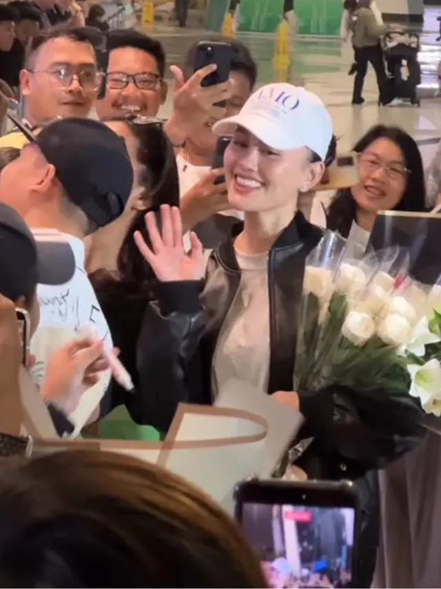 6 Potret Agnez Mo Pulang Indonesia Disambut Fans di Bandara, Penuh Kejutan