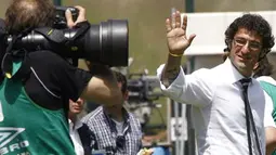 Juventus' new coach Ciro Ferrara waves to supporters prior his team's serie A match against Siena on May 24, 2009 at Artemio Franchi stadium in Siena. AFP PHOTO/FABIO MUZZI