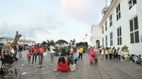 Sejumlah pengunjung berwisata di kawasan wisata Kota Tua, Jakarta, Selasa (27/6). Mereka mengajak sanak keluarga untuk menghabiskan waktu berlibur Lebaran 2017. (Liputan6.com/Yoppy Renato)