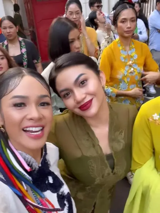 Ariel Tatum tampil anggun dibalut kebaya encim warna hijau army dari Roemah Kebaya Vielga, dipadukan kain batik warna coklat. [Instagram/andienaisyah]