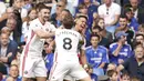 Para pemain Sheffield United merayakan gol yang docetak Callum Robinson ke gawang Chelsea pada laga Premier League di Stadion Stamford Bridge, London, Sabtu (31/8). Kedua klub bermain imbang 2-2. (AP/John Walton)