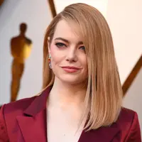 Aktris Emma Stone berpose saat tiba menghadiri acara Piala Oscar 2018 di Dolby Theatre di Los Angeles, AS (4/3). Emma Stone tampil cantik dengan busana berwarna merah hati. (Photo by Jordan Strauss/Invision/AP)