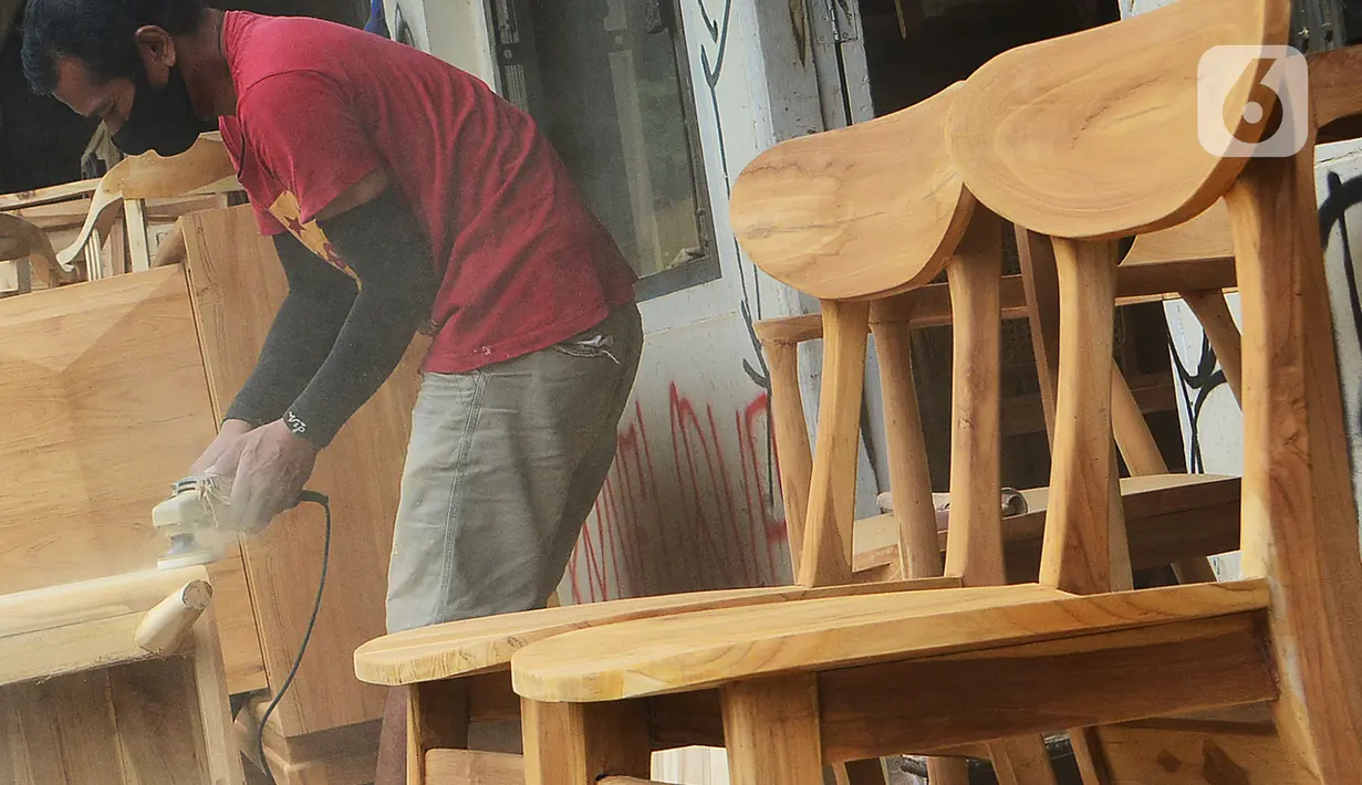 Pekerja menghaluskan furnitur atau perlengkapan rumah berbahan kayu dari Jepara di Ciputat, Tangerang Selatan, Selasa (14/9/2021). Pedagang di tempat tersebut mengakui selama PPKM ini daya beli masyarakat terhadap furnitur meningkat. (Liputan6.com/Johan Tallo)
