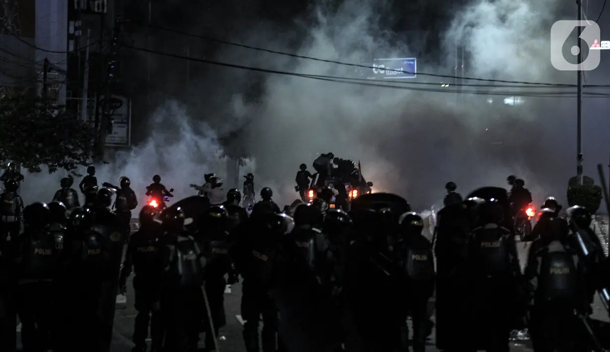 Aparat kepolisian berupaya membubarkan massa di kawasan Harmoni, Jakarta, Kamis (8/10/2020). Polisi berhasil membubarkan unjuk rasa ricuh yang dilakukan massa penolak UU Cipta Kerja dengan tembakan gas air mata dan watercanon. (merdeka.com/Iqbal S. Nugroho)