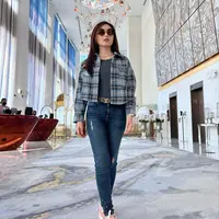 Crop shirt dengan motif kotak - kotak sangat cocok untuk outfit liburan ke luar negeri, lho. (instagram/natashawilona12)