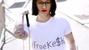 Seorang penggemar memakai kaos bertuliskan #freekesha di luar markas Sony di New York, Jumat (11/3). Mereka mengajukan petisi kepada Sony untuk memutuskan hubungan Kesha dengan produsernya yang dituduhnya telah memperkosa dirinya (REUTERS/Lucas Jackson)