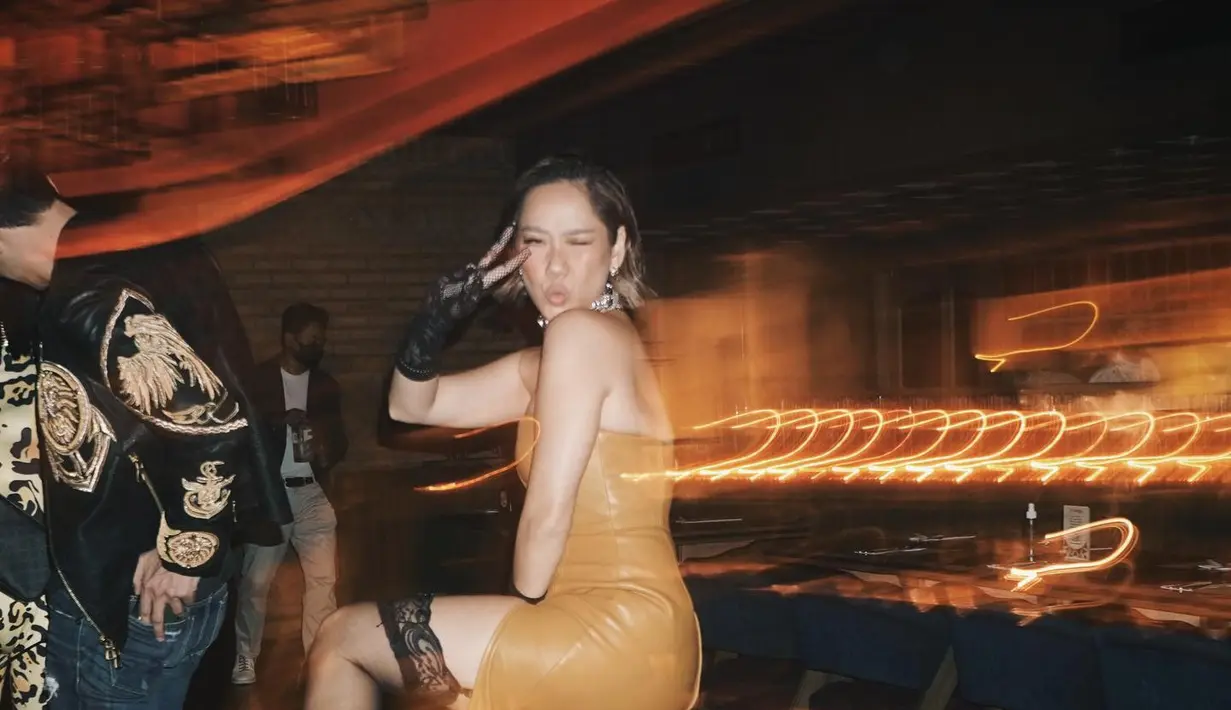 Tentu BCL menjadi bintang dalam pesta ulang tahunnya yang ke-38 dengan outfit dress kulit warna kulit dengan aksesori garter belt renda yang seksi (Foto: Instagram @bclsinclair)