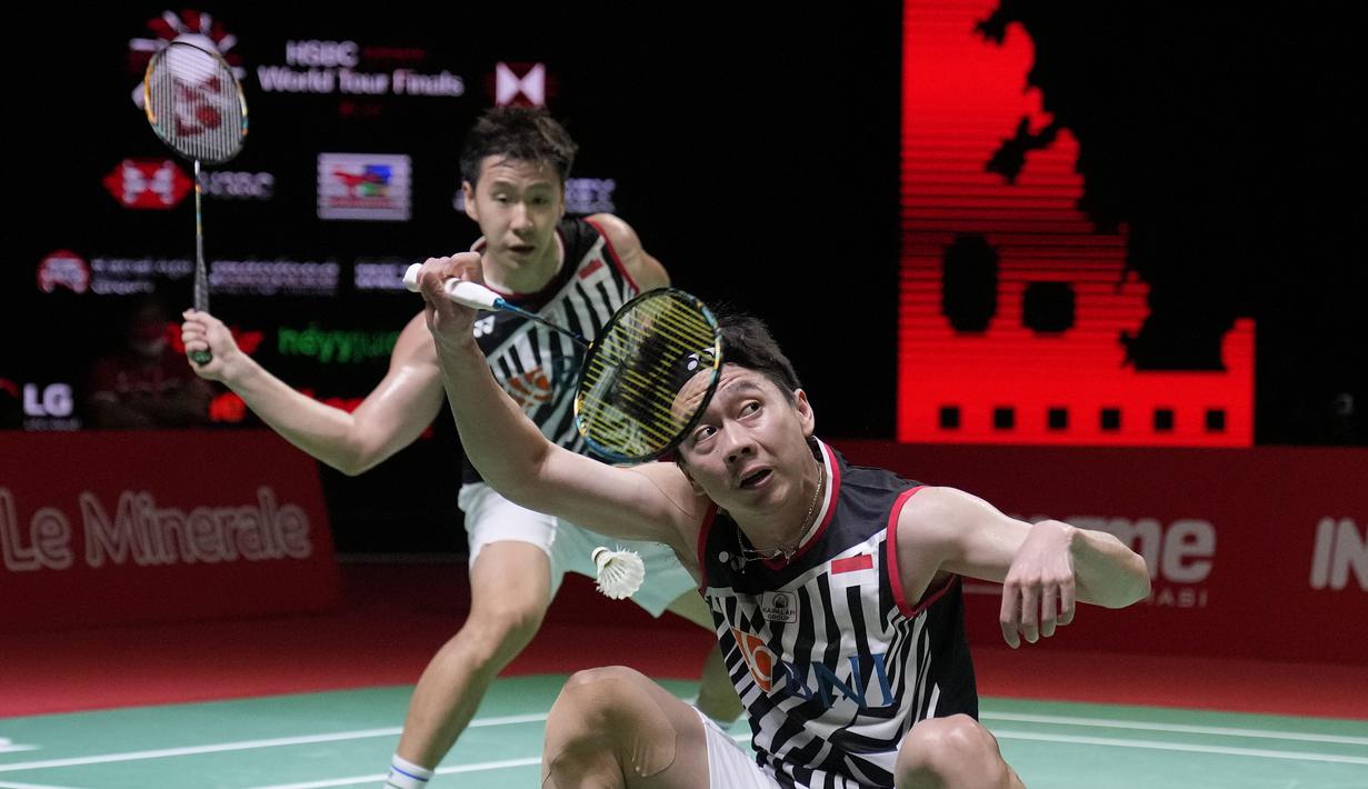 Perwakilan kedua adalah pasangan unggulan pertama, Marcus Fernaldi Gideon/Kevin Sanjaya Sukamuljo. Peringkat pertama BWF ini mengalahkan Akira Koga/Taichi Saito (Jepang) dengan 15-21, 21-18 dan 21-18. Mereka akan jumpa Satwiksairaj Rankireddy/Chirag Shetty (India). (AP/Dita Alangkara)