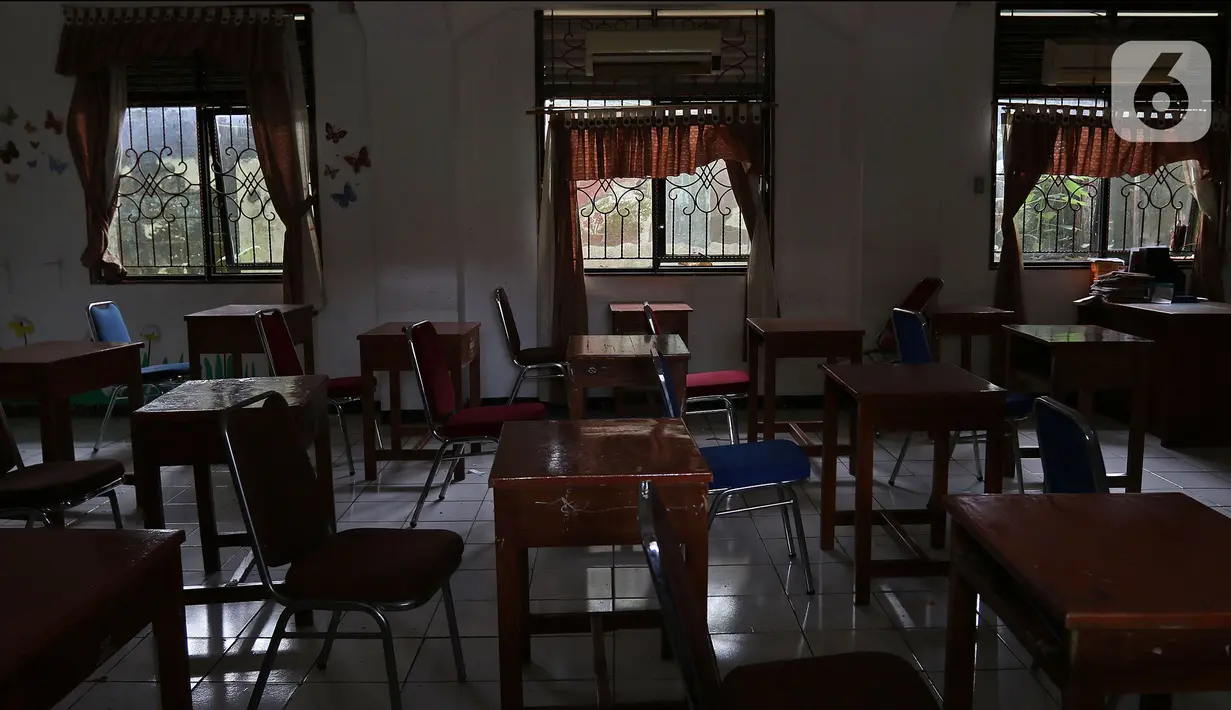 Suasana ruang kelas kosong saat PTMT dihentikan di SMPN 2 Depok, Pancoran Mas, Depok, Jawa Barat, Jumat (19/11/2021). Pelaksanaan PTMT sementara hingga 29 November 2021 akibat terjadinya penambahan kasus COVID-19 yang berasal dari klaster PTMT. (Liputan6.com/Herman Zakharia)