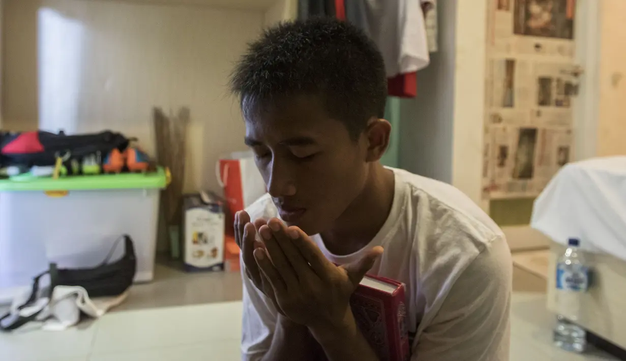 Bayu Gatra merupakan sosok pesepak bola religius, dirinya selalu memanfaatkan waktu kosong untuk beribadah. (Bola.com/Vitalis Yogi Trisna)