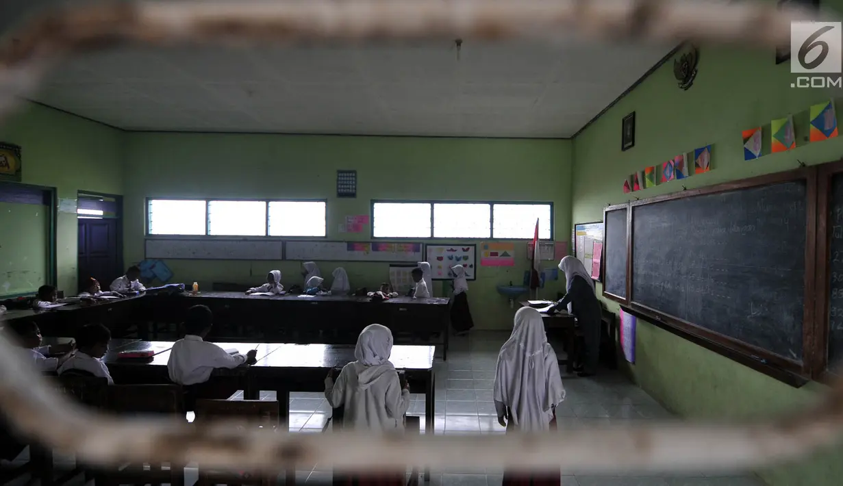 Suasana kelas di SD Negeri 2 Bowongso, Kecamatan Kalikajar, Wonosobo, Jateng (2/4). Berbeda dengan sekolah negeri umummnya, SDN 2 Bowongso terbagi menjadi dua, di satu sisi terdiri atas kelas 1, 2, dan 3 serta gedung sisi lain berisi kelas 4, 5, 6, dan ruang guru. (merdeka.com/Iqbal S. Nugroho)