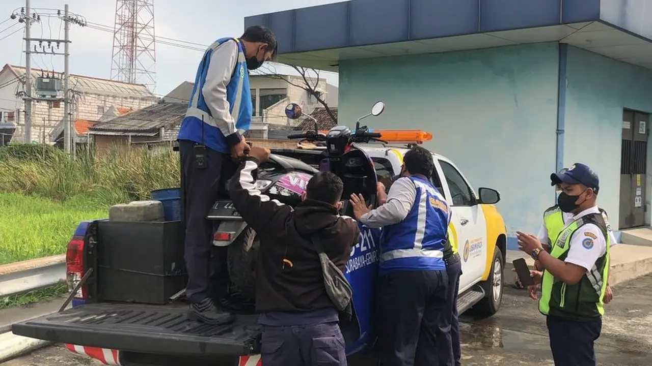Petugas Mengamankan Motor yang Masuk ke Jalan Tol.
