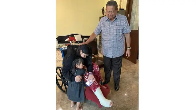 Mengetahui musibah yang dialami cucunya, Susilo Bambang Yudhoyono turut menemani dan melihat kondisi Almira.