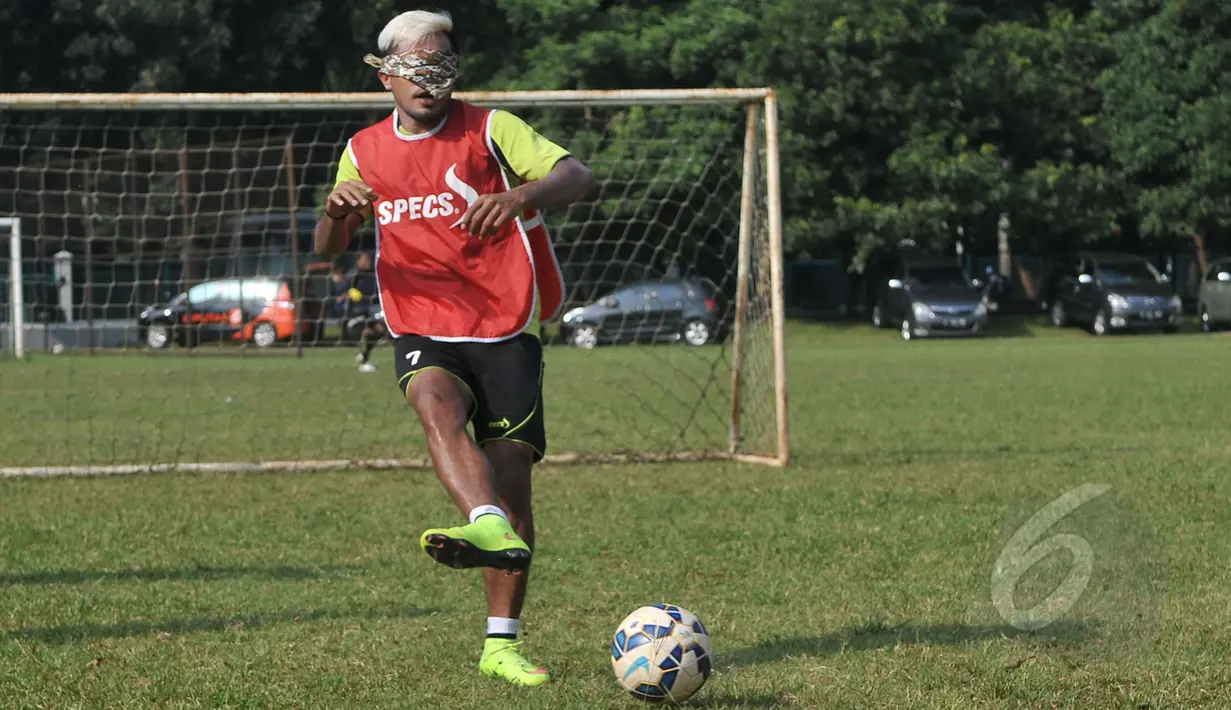 Liputan6.com berkesempatan mengajak pemain Persipura bermain games di Lapangan C Senayan, Jakarta (8/5/2015). Pemain Persipura Zulham M Zamrun saat bermain games memasukan bola kedalam gawang dengan mata tertutup. (Liputan6.com/Herman Zakharia)