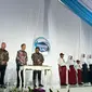 CEO FrieslandCampina Jan Derck van Karnebeek, Presiden Direktur Frisian Flag Indonesia, Berend van Wel, Direktur Jenderal Industri Agro Kemenperin Putu Juli Ardika meresmikan pabrik barunya di Cikarang Jawa Barat. (Tira/Liputan6.com)