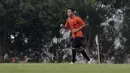 Pemain Persija Jakarta, Evan Dimas, melakukan latihan di Lapangan Sutasoma, Jakarta, Rabu(28/1/2020). Gelandang Timnas Indonesia ini menjalani latihan terpisah karena masih pemulihan cedera. (Bola.com/M Iqbal Ichsan)