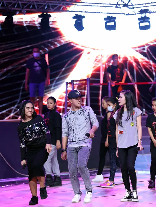 Danang, Weni dan para penyanyi jebolan dari ajang pencarian bakat Indosiar. Para pendangdut itu mengikuti gladi resik jelang HUT Indosiar pada 11 Januari mendatang. (Nurwahyunan/Bintang.com)