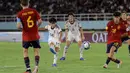 <p>Tendangan pemain Timnas Jepang U-17, Gaku Nawata (tengah) berbuah gol ke gawang Spanyol U-17 dalam pertandingan babak 16 Besar Piala Dunia U-17 di Stadion Manahan, Solo, Senin (20/11/2023). (Bola.com/Arief Bagus)</p>