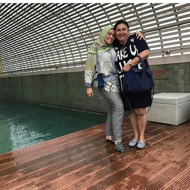Potret Astrid Kuya Bareng Ibunya yang Berprofesi Sebagai Pendeta