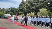 Menhan Prabowo Subianto menerima kunjungan Menhan Amerika Serikat Lloyd J. Austin III di Kantor Kementerian Pertahanan Jakarta, Senin (21/11/2022). (Liputan6.com/ Lizsa Egeham)