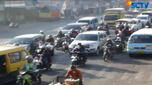 Petugas Polres Cirebon masih memberlakukan skema dua banding satu bagi kendaraan di simpang pertemuan Jakarta, Jawa, dan Bandung.