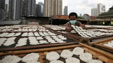 Pekerja menjemur kerupuk di industri rumahan di kawasan Manggarai, Jakarta, Rabu (26/1/2022). Program Pemulihan Ekonomi Nasional (PEN) 2022 ditetapkan sebesar Rp455,62 triliun pada APBN tahun ini. (Liputan6.com/Angga Yuniar)