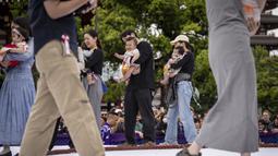 Festival tradisional tersebut biasanya diadakan di kuil-kuil Jepang, seperti Kuil Sensoji, dan berlangsung pada musim semi, terutama sekitar bulan April atau Mei. (AFP/Yuichi Yamazaki)