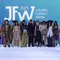 Sejumlah model usai memeragakan busana dalam pembukaan Jakarta Fashion Week (JFW) 2025 di Pondok Indah Mall 3, Jakarta, Senin (21/10/2024). (Liputan6.com/Angga Yuniar)