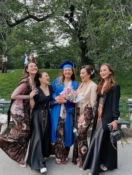 Kebaya brokat tersebut dipadukan dengan kain batik berwarna coklat. Sementara rambutnya disanggul klasik. [Foto: IG/rezaartameviaofficial].