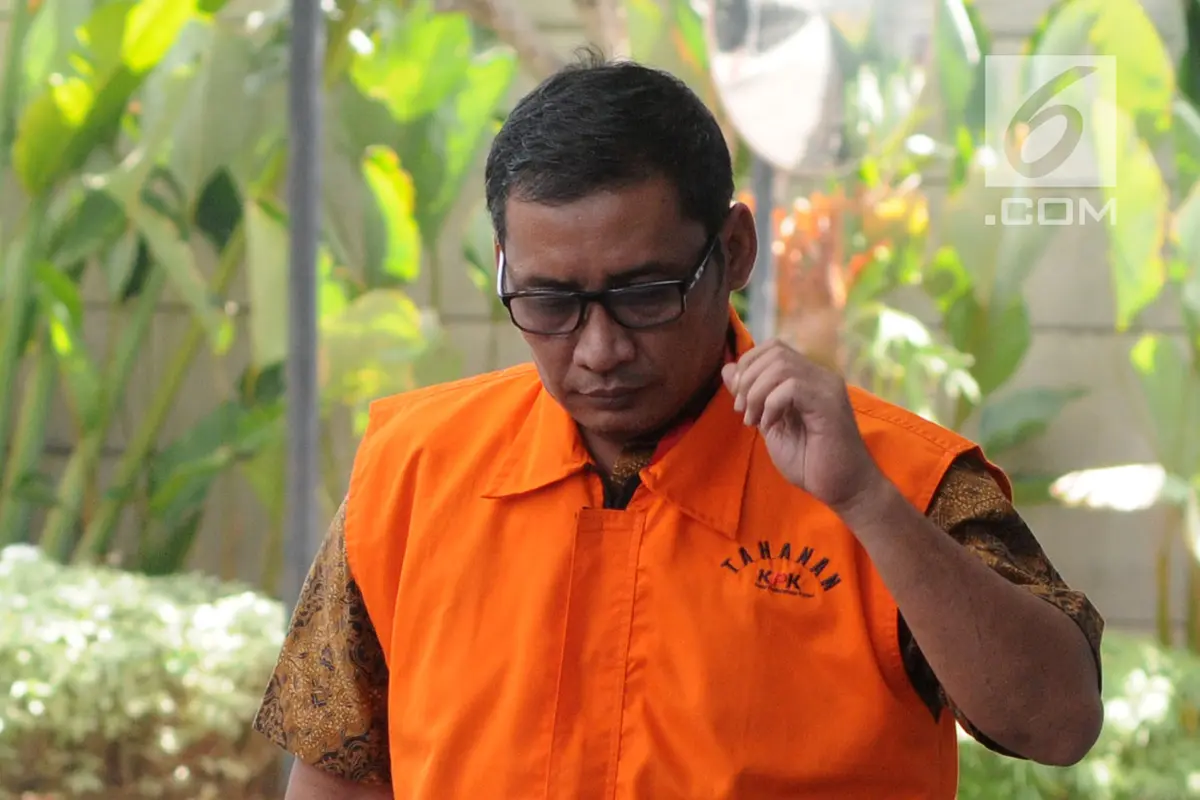 Tertunduk, Bupati Tulungagung Nonaktif Jalani Pemeriksaan KPK