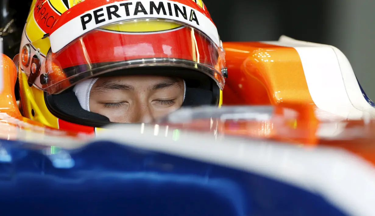 Pembalap F1 tim Manor Racing, Rio Haryanto menutup matanya saat ia duduk di mobilnya selama sesi latihan pertama di Australian Formula One Grand Prix di Melbourne (18/3). Rio akan melakukan debutnya di Sirkuit F1 Albert Park. (REUTER /Brandon Malone)