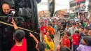 Keriuhan anak-anak saat meminta sopir bus AKAP membunyikan klakson basuri di Jalan Raya Ciledug, Tangerang, Minggu (18/6/2023). (Liputan6.com/Angga Yuniar)