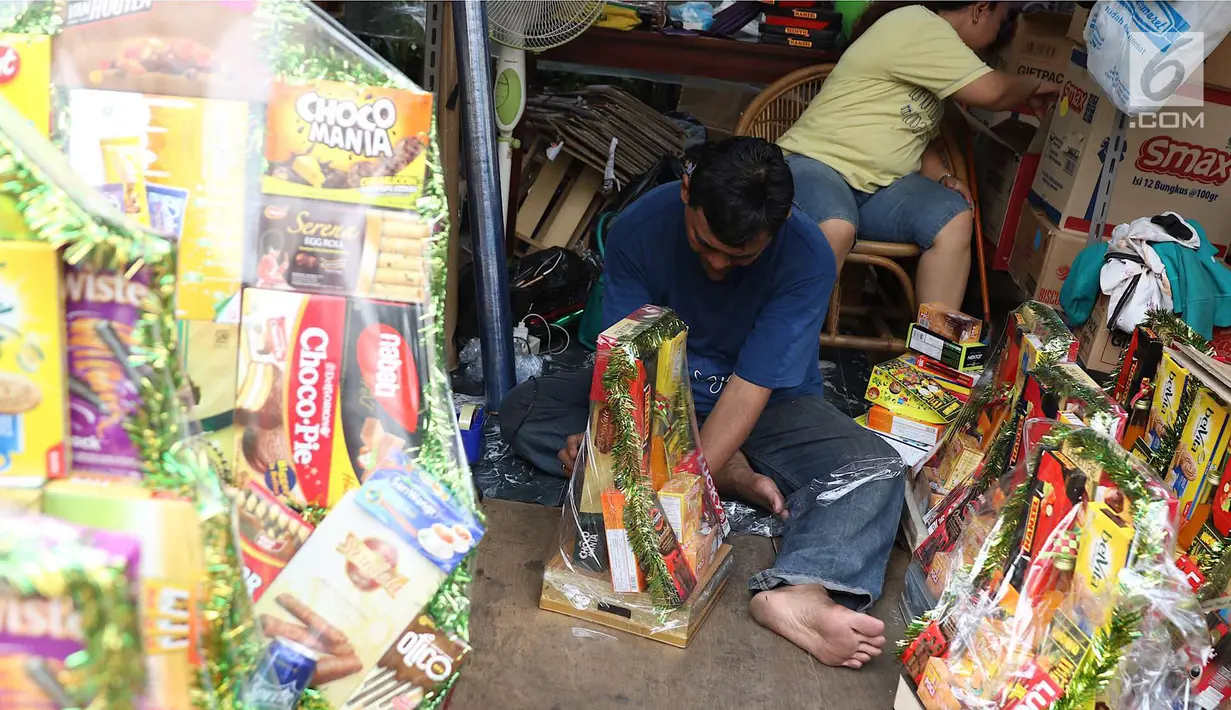 Pedagang mengemas parsel di kawasan Cikini, Jakarta, Rabu (6/6). Menjelang Hari Raya Idul Fitri, penjualan parsel para pedagang dadakan tersebut meningkat hingga 50 persen. (Liputan6.com/Immanuel Antonius)
