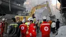Untuk mempermudahkan tim, operasi penyelamatan juga mengerahkan sejumlah alat berat. (Fadel ITANI/AFP)
