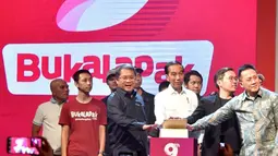 Presiden Joko Widodo menekan tombol saat menghadiri HUT ke-9 BukaLapak di JCC, Kamis (10/1). Hadirnya start-up e-commerce seperti BukaLapak menurut Jokowi adalah sebuah peluang untuk mengatasi berbagai tantangan tersebut. (Liputan6.com/HO/Biropers)