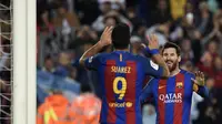 Kolaborasi Lionel Messi dan Luis Suarez menghasilkan gol pertama Barcelona ke gawang Sporting GIjon. (LLUIS GENE / AFP)