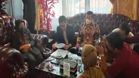 Ketua DPRD Kota Cirebon Affiati didampingi kuasa hukum memberi keterangan pers terkait gugatannyakepada DPP Partai Gerindra. Foto (Liputan6.com / Panji Prayitno)